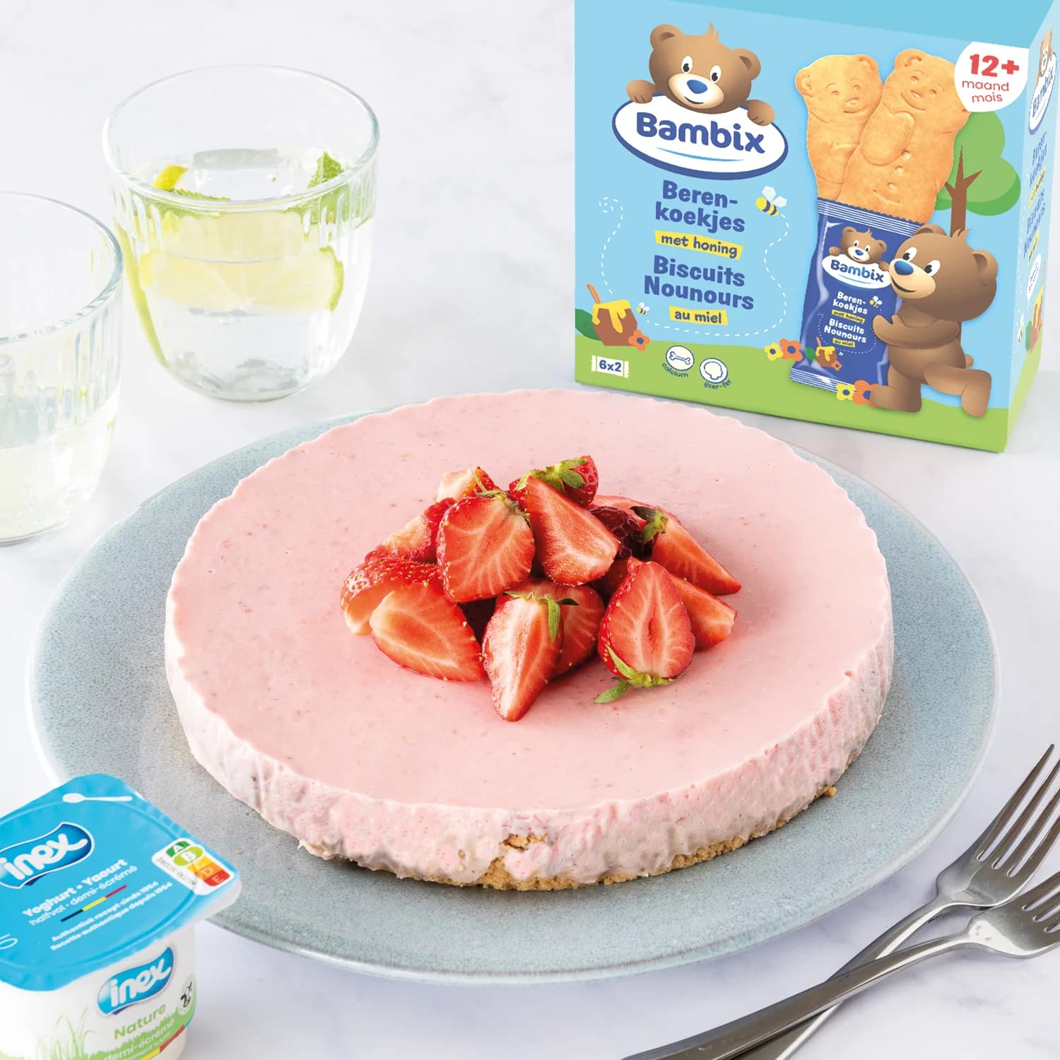 Délicieux gâteau au yaourt et aux fraises sur fond de biscuits Bambix