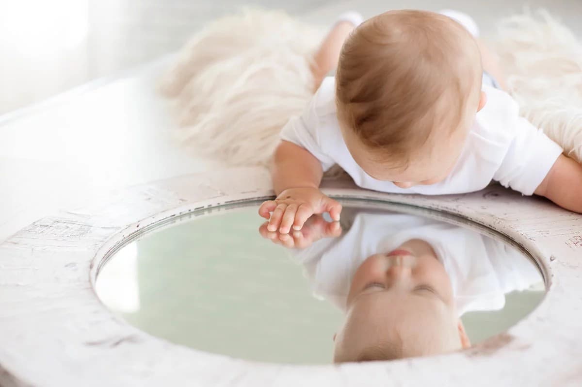6 jeux de miroir amusants à faire avec votre enfant